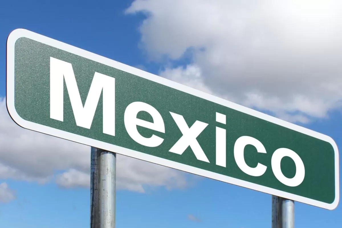 Un politician mexican demisonează, după ce a fost acuzat de conexiuni cu mafioţi din România.