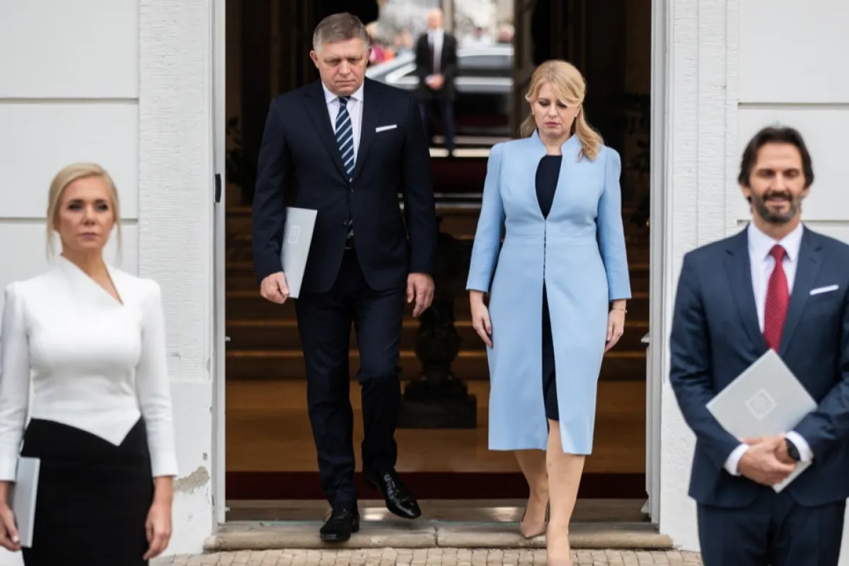 Noul ministru al Economiei Denisa Sakova, președintele Slovaciei, Zuzana Caputova, noul prim-ministru, Robert Fico, și noul ministru al Apărării, Robert Kalinak, pozează pentru presă după inaugurarea noului cabinet, la Palatul Prezidențial din Bratislava, Slovacia, 25 octombrie 2023.