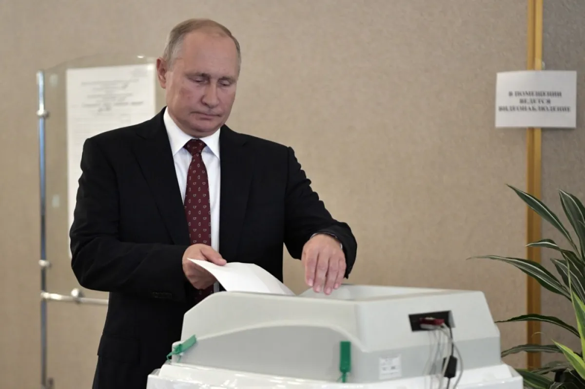 Președintele rus Vladimir Putin și-a exprimat votul la o secție de votare în timpul alegerilor pentru Duma din Moscova, Rusia, 08 septembrie 2019.