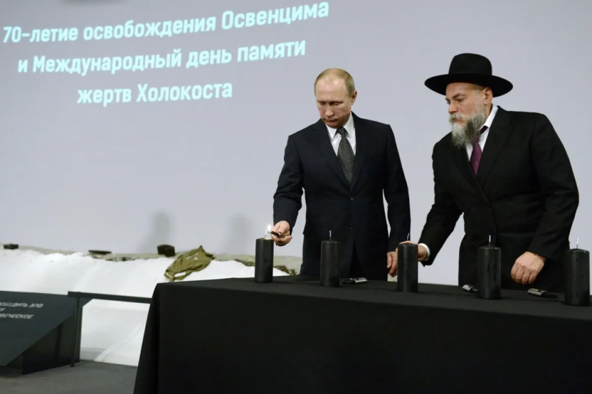 Președintele rus Vladimir Putin și Președintele Comunităților Evreiești din Rusia Alexander Boroda aprind lumânări în timpul unei ceremonii dedicate celei de-a 70-a aniversări de la eliberarea lagărului de concentrare nazist Auschwitz la Muzeul Evreiesc și Centrul de Toleranță din Moscova, Rusia, 27 ianuarie 2015.