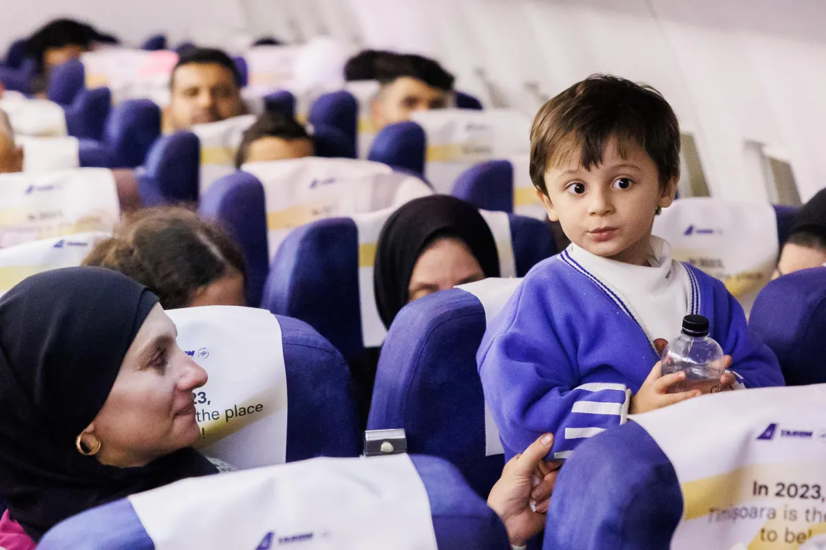 Avionul cu primul grup de români evacuaţi din Fâşia Gaza a aterizat, aseară, la Otopeni