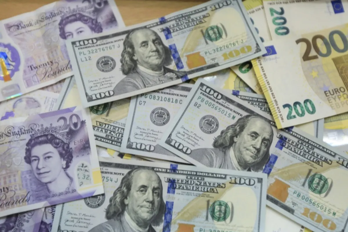 Salariile bugetarilor vor crește doar prin lege