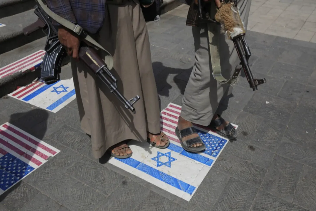 MAE anunţă că un român se află printre marinarii capturaţi de gruparea yemenită Houthi