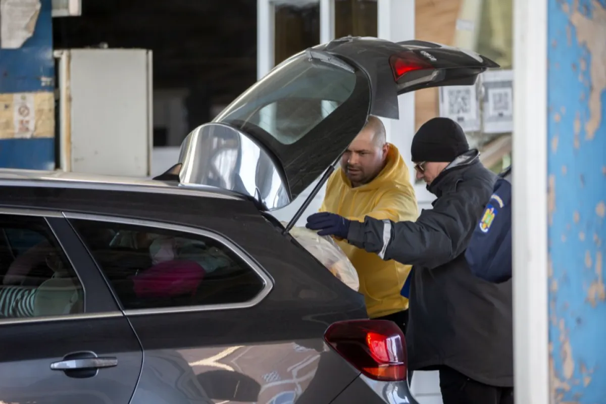 Estul României: poliţişti şi vameşi acuzaţi că luau mită de la şoferi care aduceau colete din Republica Moldova