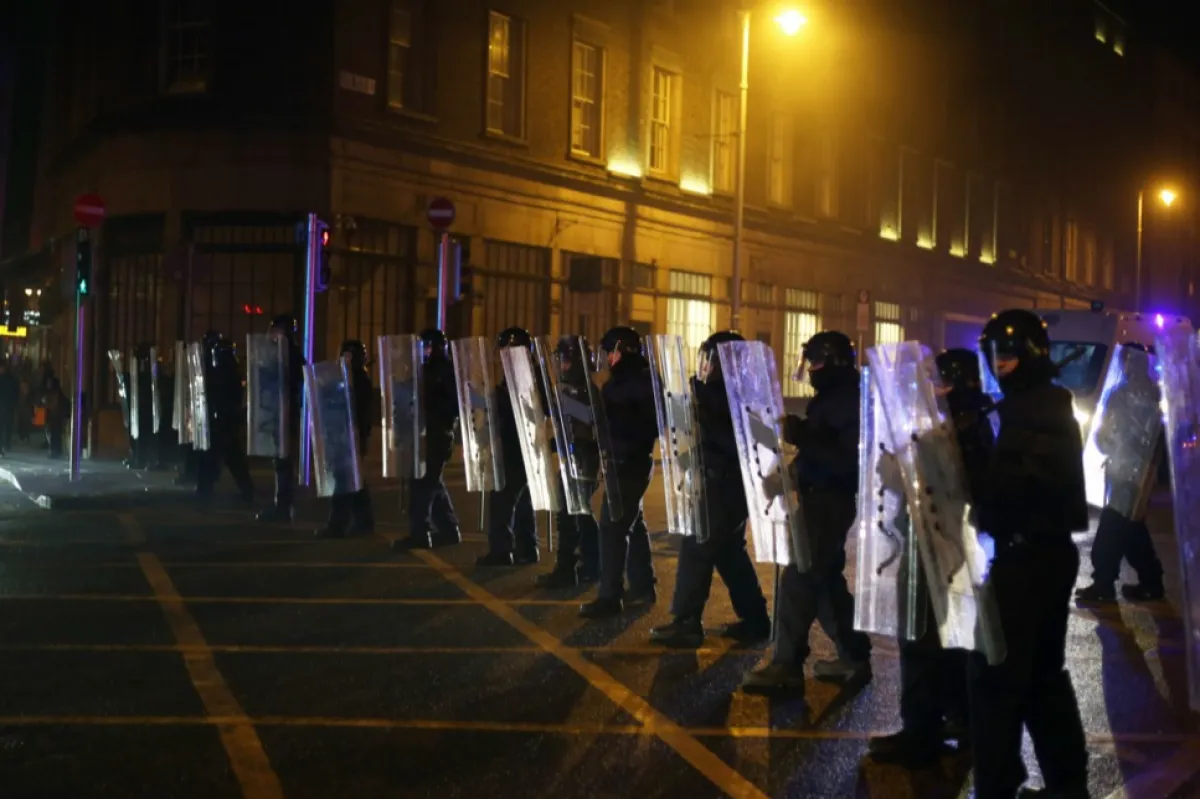 Distrugeri și zeci de arestări după o noapte de violențe la Dublin