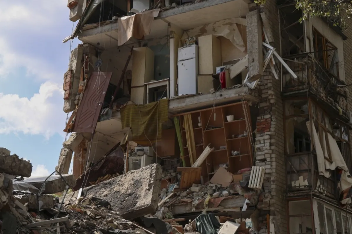 O clădire rezidențială deteriorată se află pe o stradă bombardată din așezarea Avdiivka, lângă o linie de front din regiunea Donețk, Ucraina, 28 august 2023, pe fondul invaziei în curs a Rusiei.