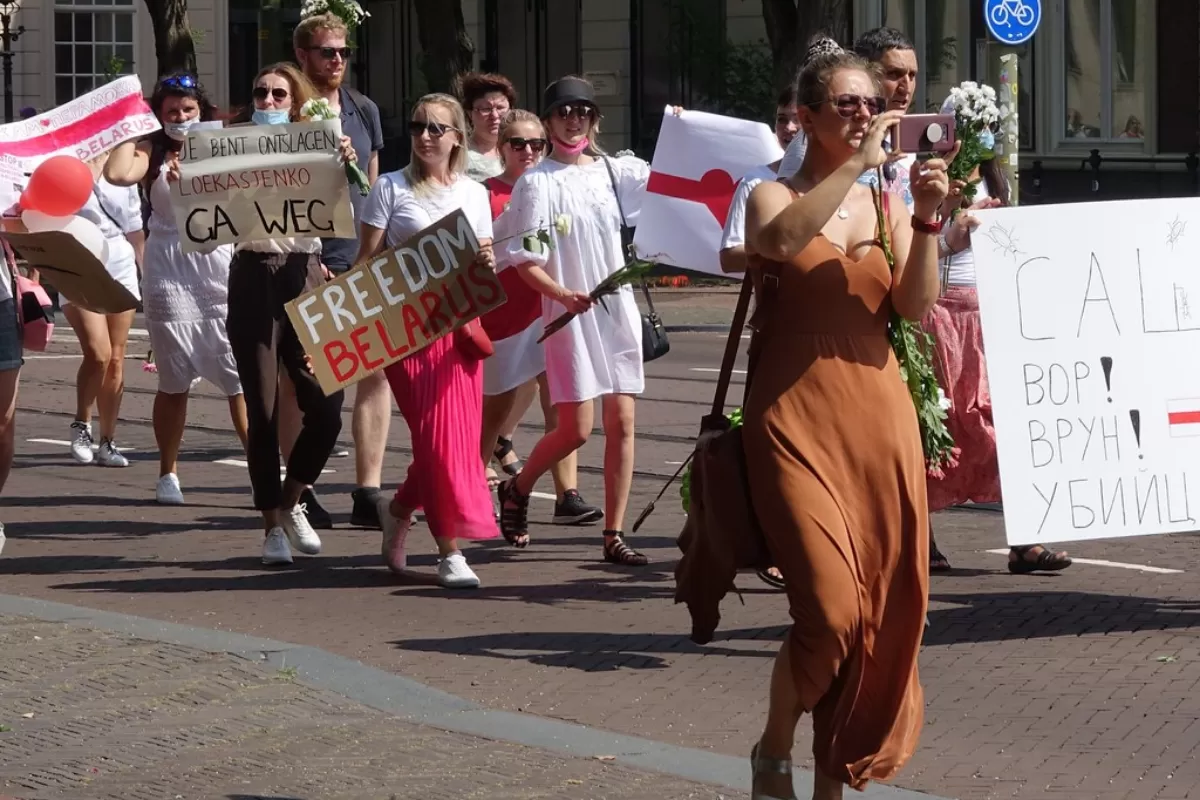 Uniunea Europeană le cere autorităților de la Minsk să respecte libertăţile fundamentale şi să nu mai ia jurnaliştii drept ţintă doar pentru că își fac meseria