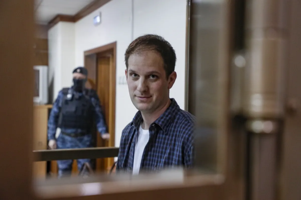 Corespondentul WSJ Evan Gershkovich participă la o ședință de judecată a Tribunalului orașului Moscova cu privire la recursul pentru prelungirea detenției sale la Moscova, Rusia, 10 octombrie 2023.