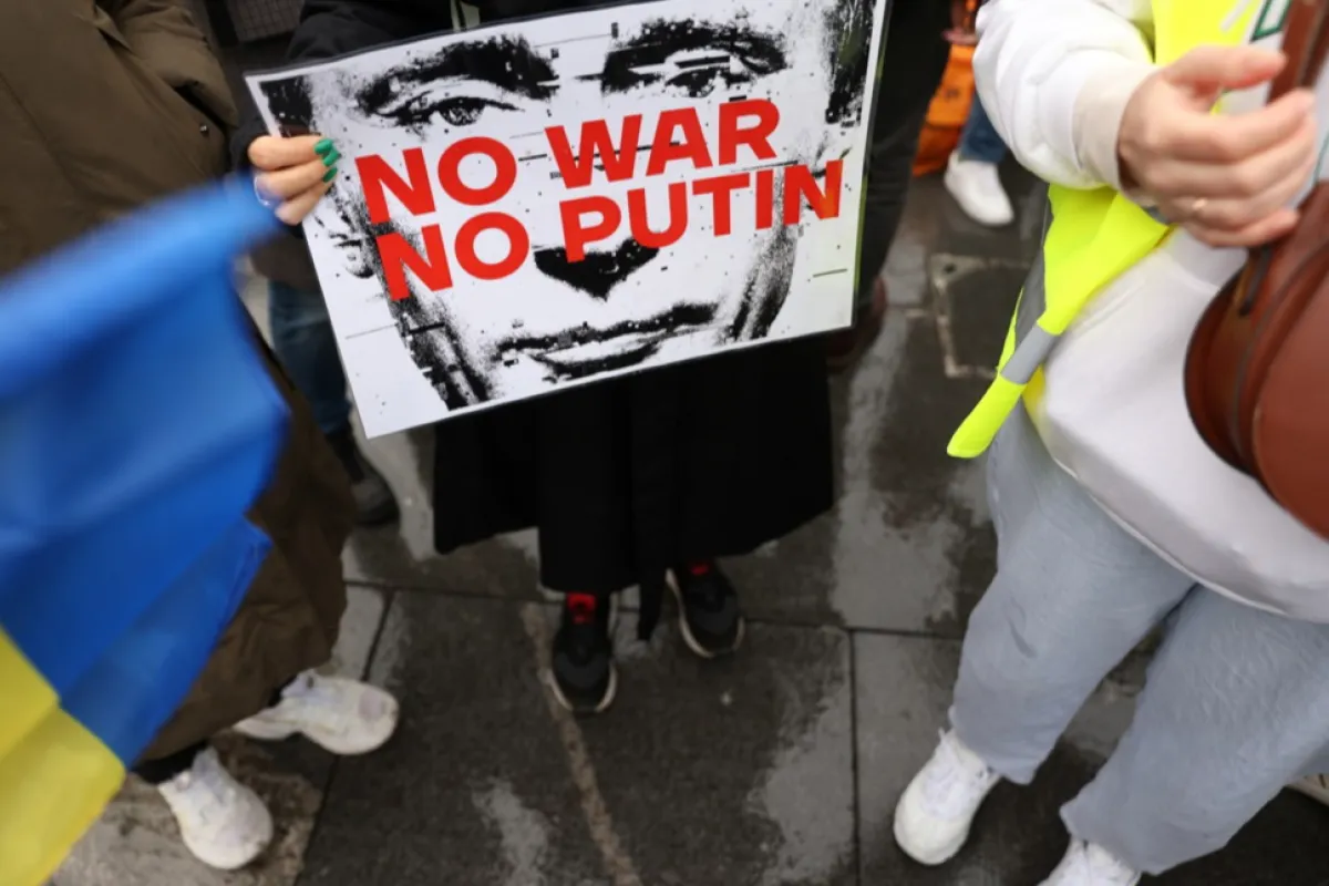Un protestatar ține un banner pe care scrie „Fără război, fără Putin” în timpul unui protest organizat de Societatea Democrată Rusă în Serbia la Belgrad, Serbia, 24 decembrie 2022.