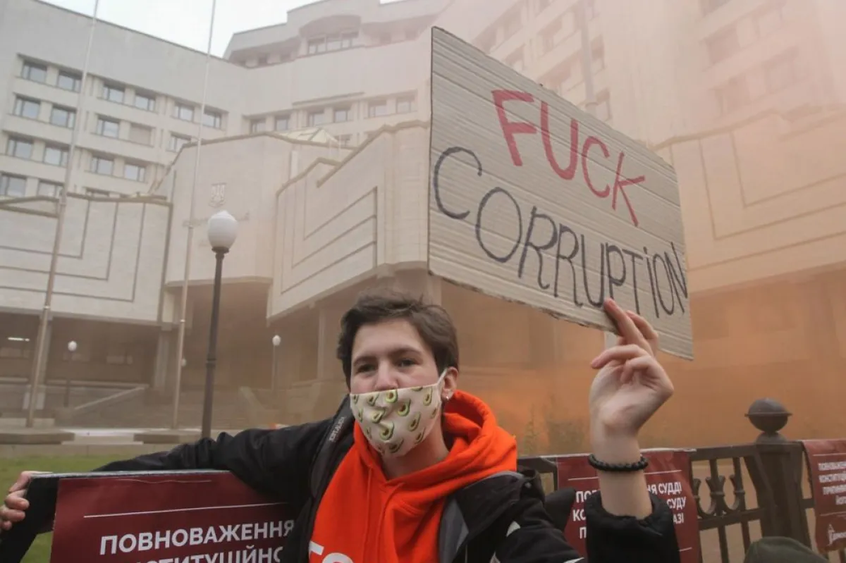 Activiștii ucraineni ard fumigene în timpul protestului împotriva ultimelor decizii ale Curții Constituționale (CCU) lângă clădirea acesteia din Kiev, Ucraina, 30 octombrie 2020.