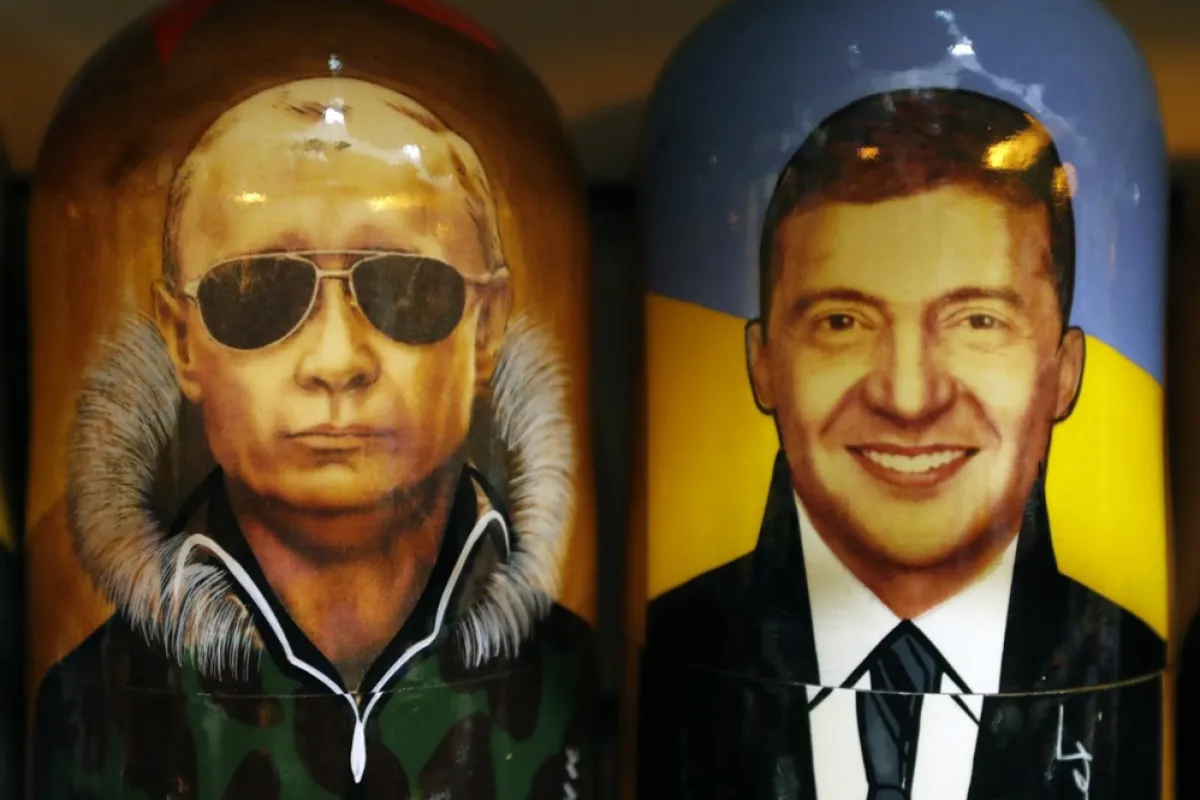 Păpuși matrioșcă care îi înfățișează pe președintele rus Vladimir Putin și pe președintele ucrainean Volodymyr Zelensky sunt vândute la o piață stradală din Sankt Petersburg, Rusia, 10 decembrie 2019.