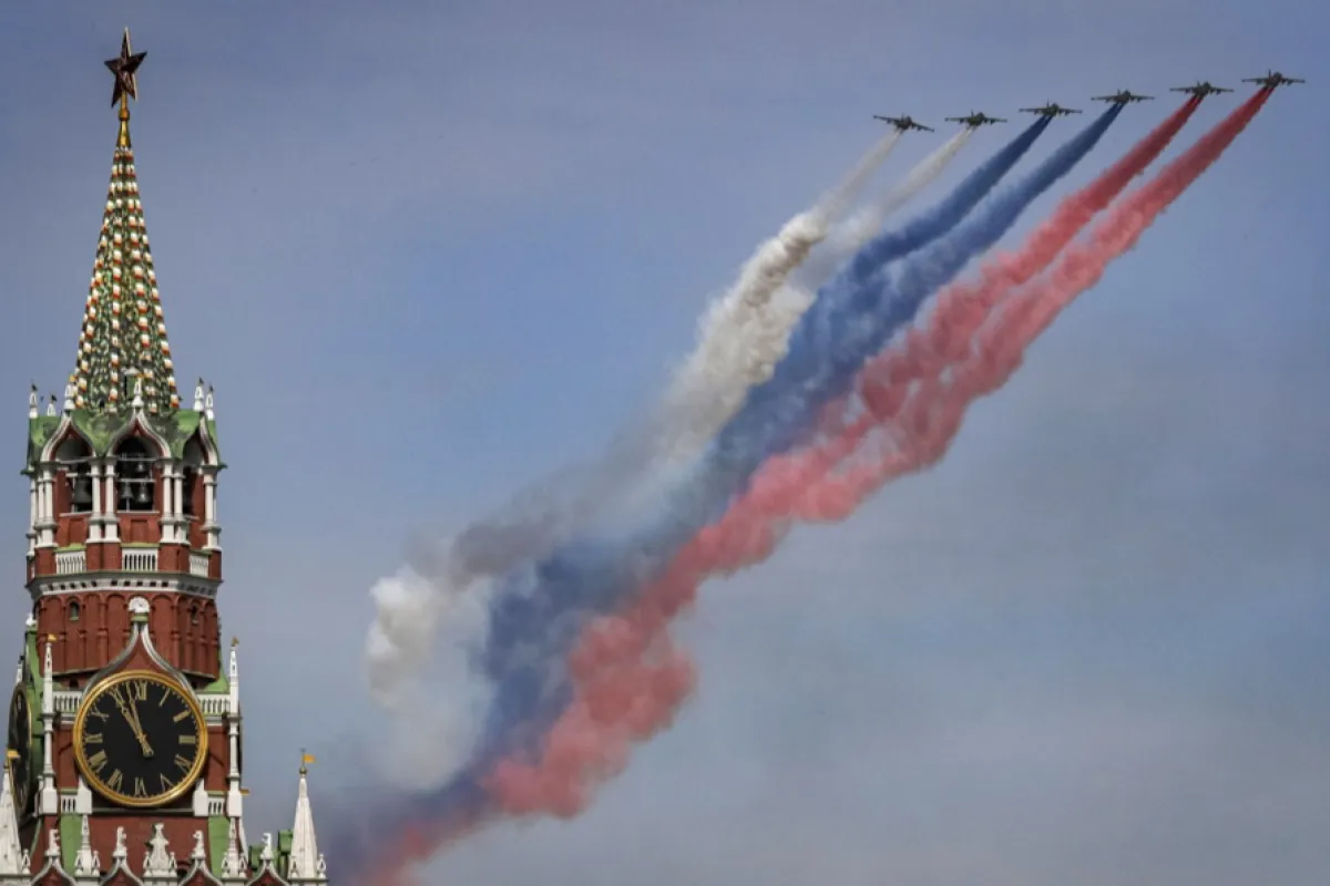 Avioanele rusești Sukhoi Su-25 zboară deasupra Kremlinului în timpul repetiției generale a paradei militare de Ziua Victoriei în Piața Roșie din Moscova, Rusia, 07 mai 2022.