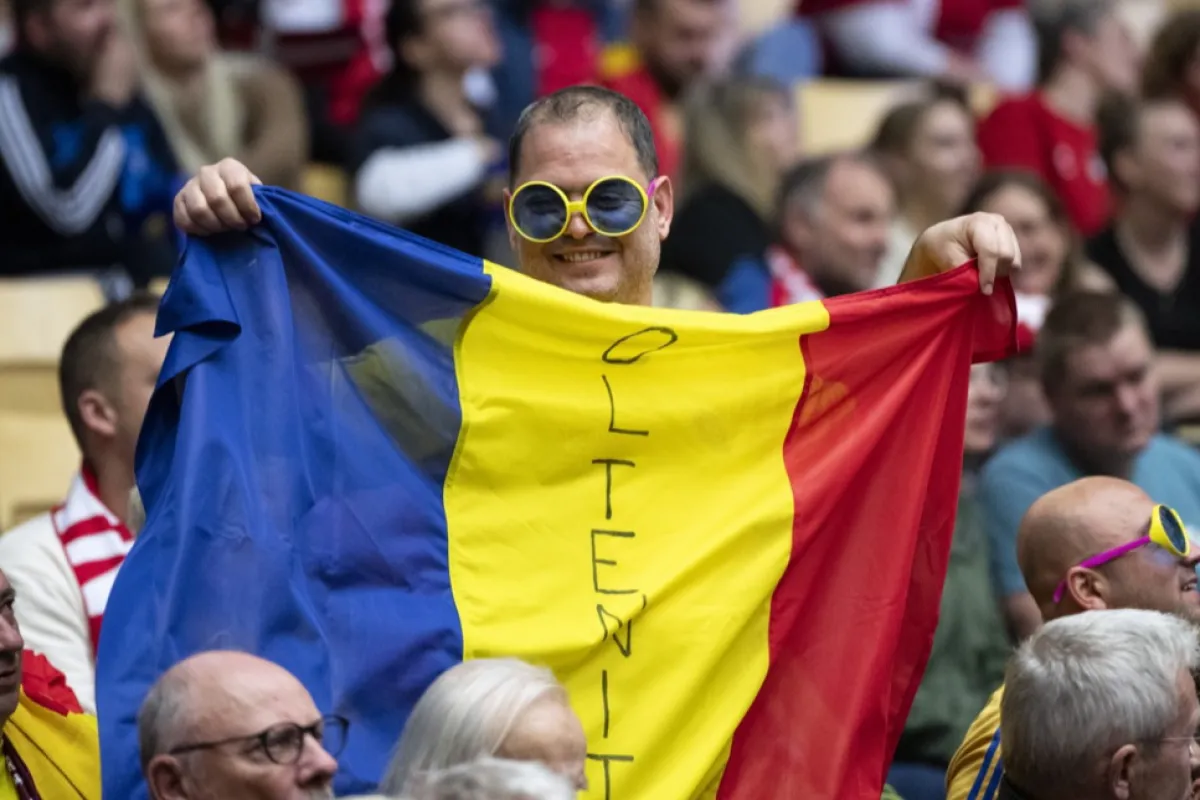 Iohannis a promulgat legea care pedepsește adăugarea pe drapelul României de inscripții și simboluri neprevăzute de lege