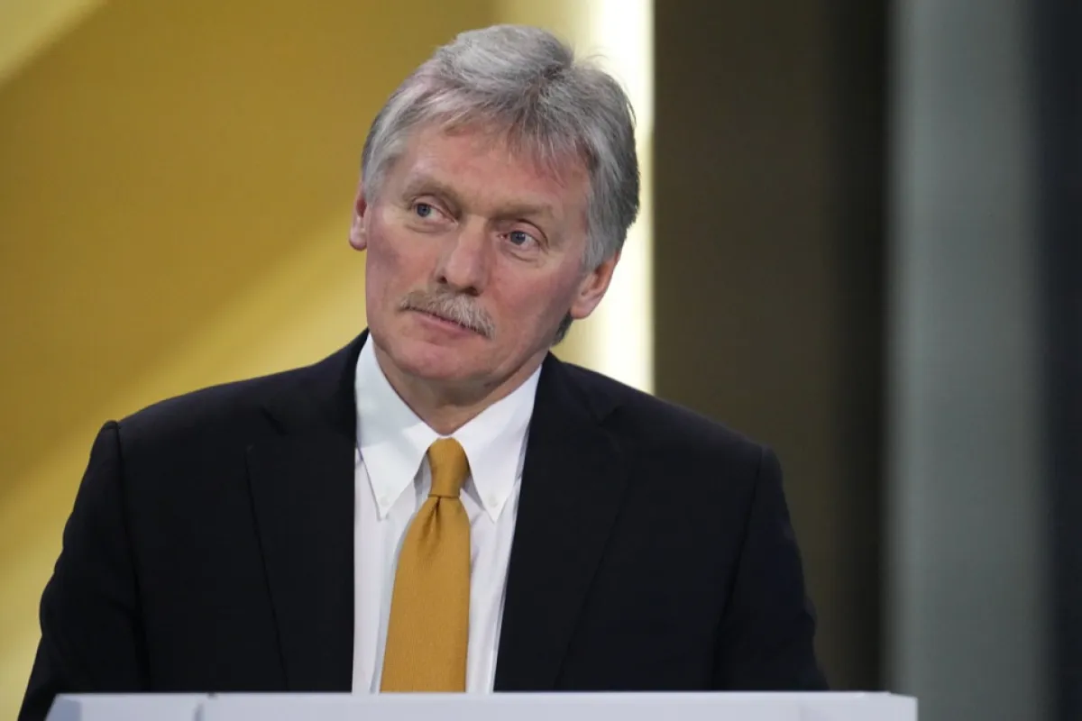 Purtătorul de cuvânt al Kremlinului, Dmitri Peskov, participă la „Linia directă” a președintelui rus Vladimir Putin, o sesiune anuală de întrebări și răspunsuri, precum și la conferința de presă anuală de sfârșit de an, la sala forumului Gostiny Dvor din Moscova, Rusia, 14 decembrie 2023.