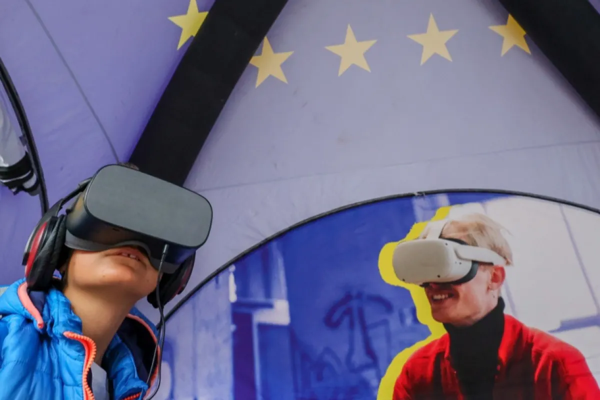 Aproape 2.000 de tineri români vor călători gratuit prin Europa, prin programul DiscoverEU