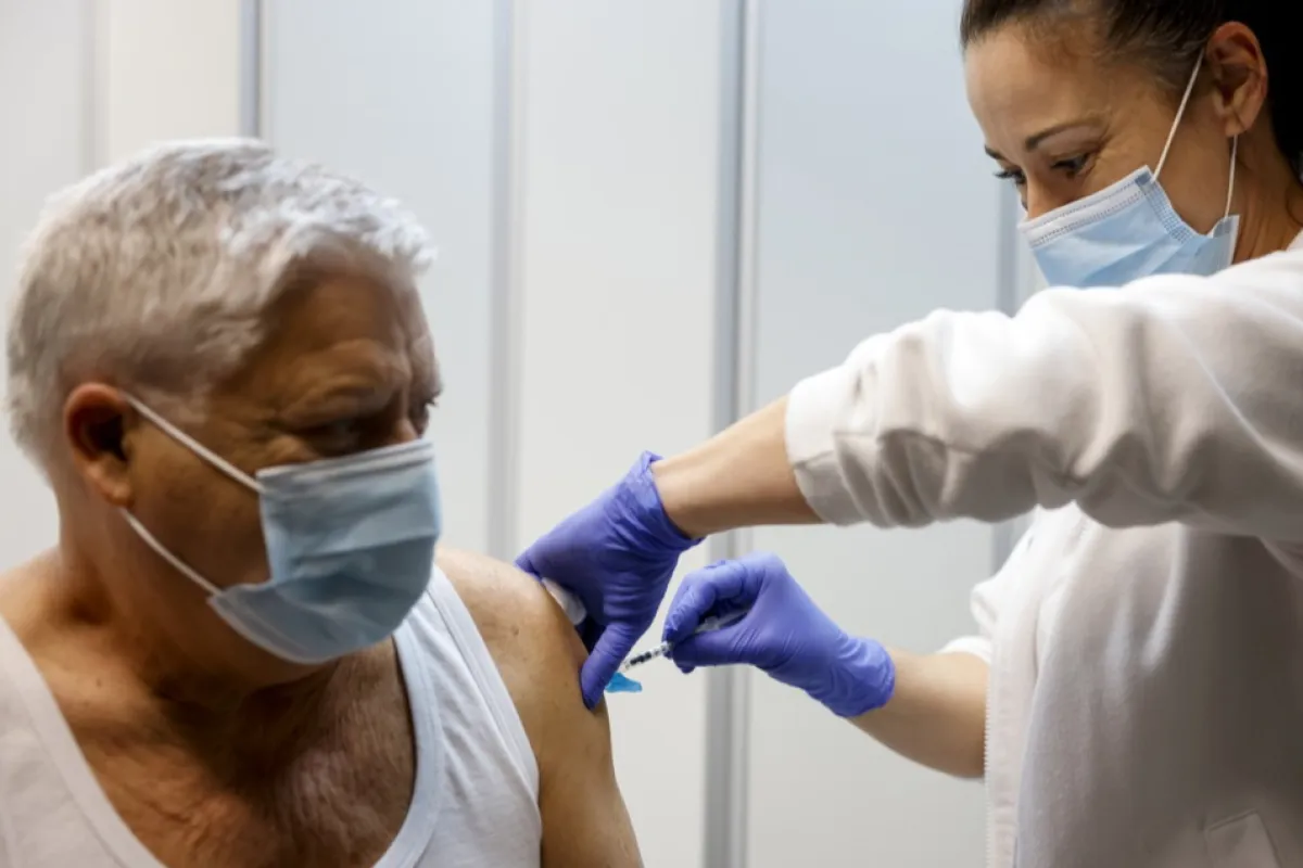 Spania reimpune folosirea măștilor în spitale