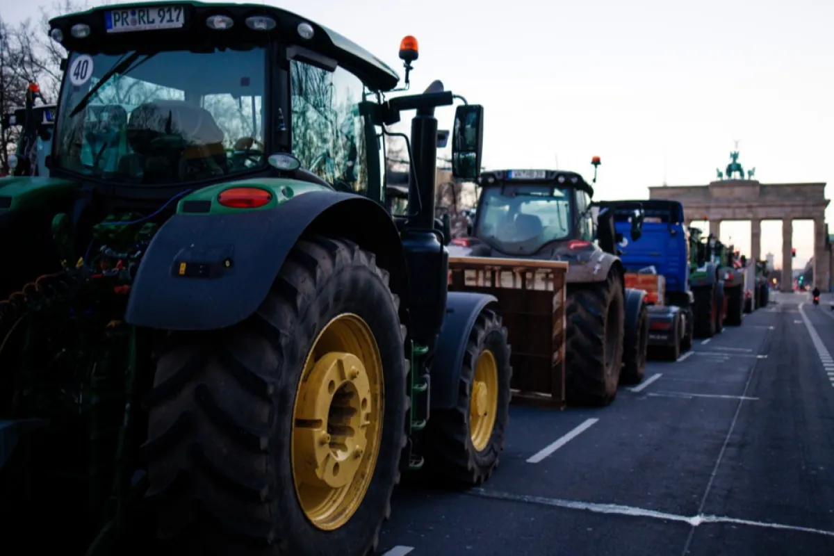 Protest spontan al agricultorilor, cu zeci de camioane și tractoare