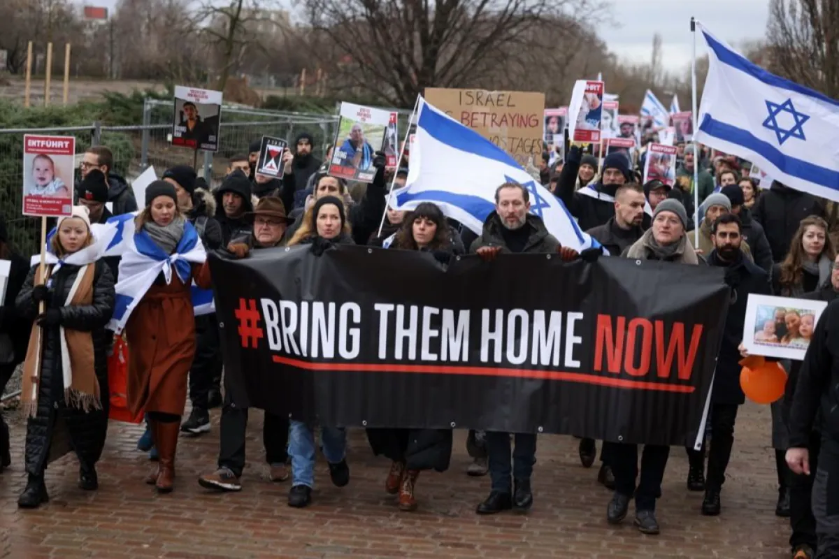 Hamas a difuzat un videoclip cu trei israelieni luaţi ostatici în Fâşia Gaza