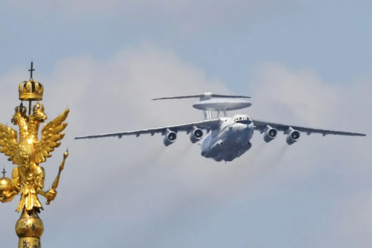 Avionul rus Beriev A-50 de avertizare timpurie zboară peste Piața Roșie din Moscova în timpul paradei militare pentru comemorarea a 75 de ani de la Victoria în al Doilea Război Mondial, la Moscova, Rusia, 24 iunie 2020. 