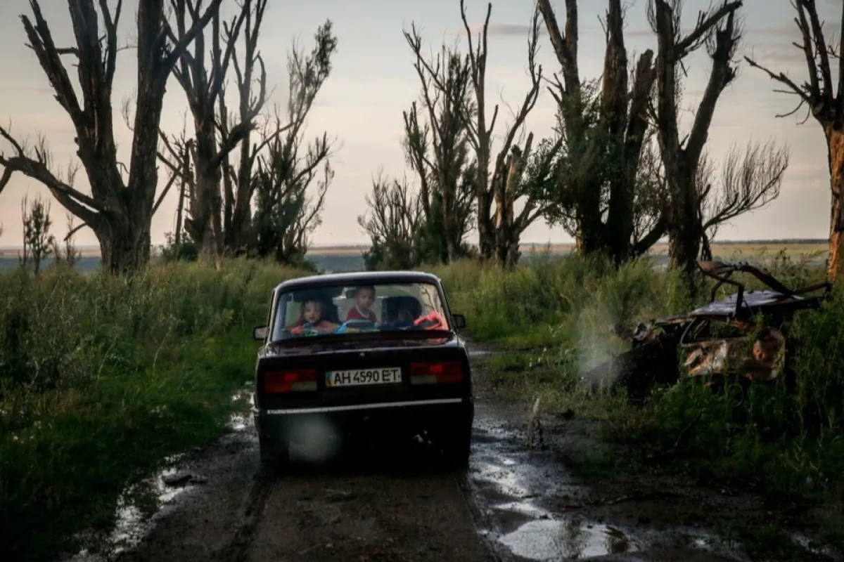 Mykola (41) și familia sa în satul Dovhenke, regiunea Harkov, Ucraina, 15 iulie 2023.