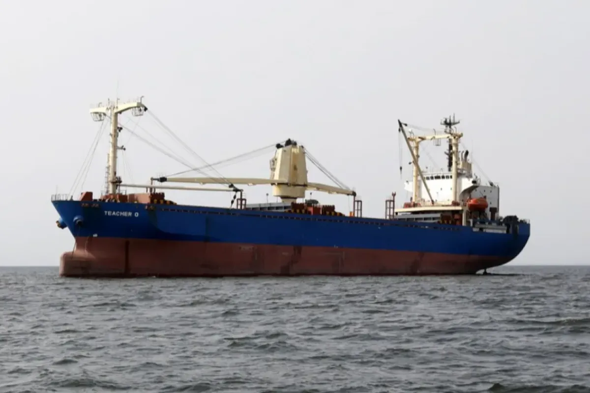 O nouă navă comercială a fost lovită de o rachetă în Marea Roșie