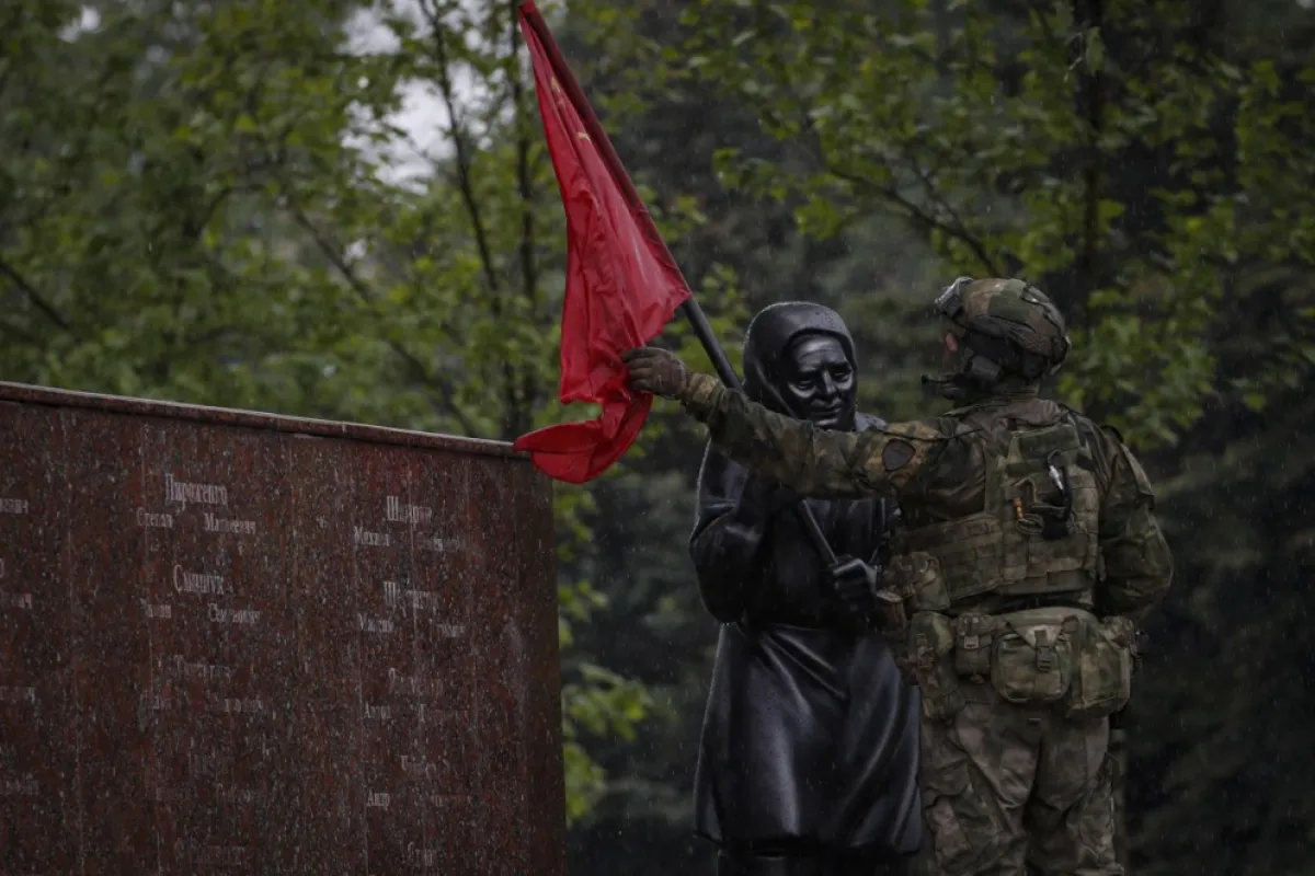 Autocolantele cu „Babușka Z”, simbol al invaziei, la mare căutare în Rusia