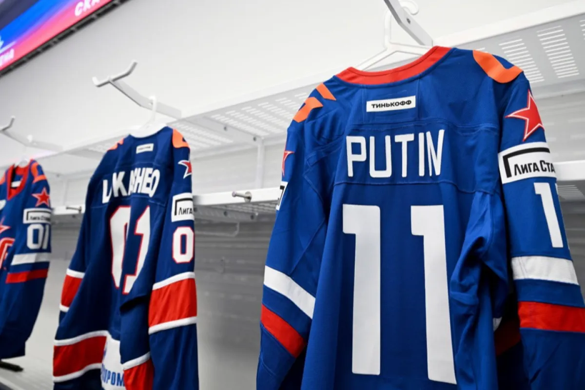 Tricourile de hochei cu numele „Putin” și „Lukașenko” sunt afișate în timpul unei vizite a președintelui rus Vladimir Putin și a președintelui belarus Alexander Lukașenko la complexul sportiv și de concerte SKA Arena din Sankt Petersburg, Rusia, 28 ianuarie 2024.