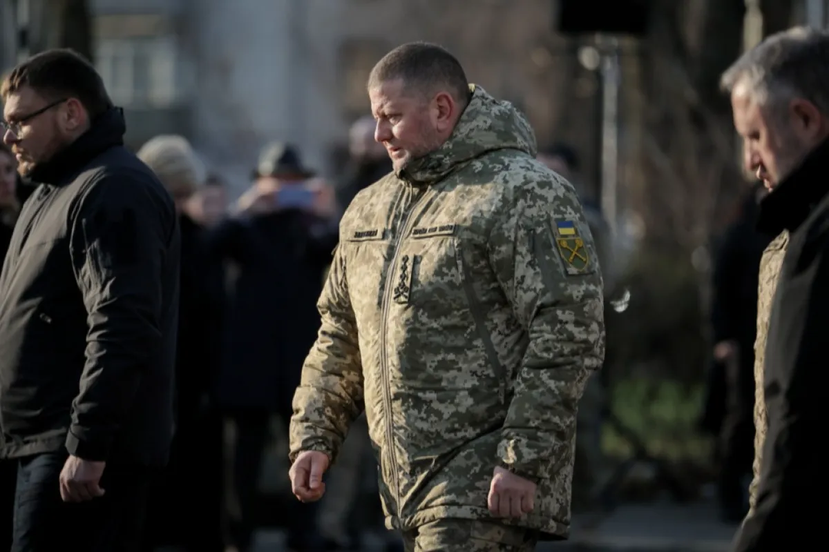 Valeri Zalujnîi, comandantul general al forțelor armate ucrainene sosește pentru a plasa o lumânare la statuia copilului intitulată „Amara amintire a copilăriei” de Petro Drozdowsky la complexul genocidului Holodomor al Muzeului Național din Kiev, Ucraina, 25 noiembrie 2023.