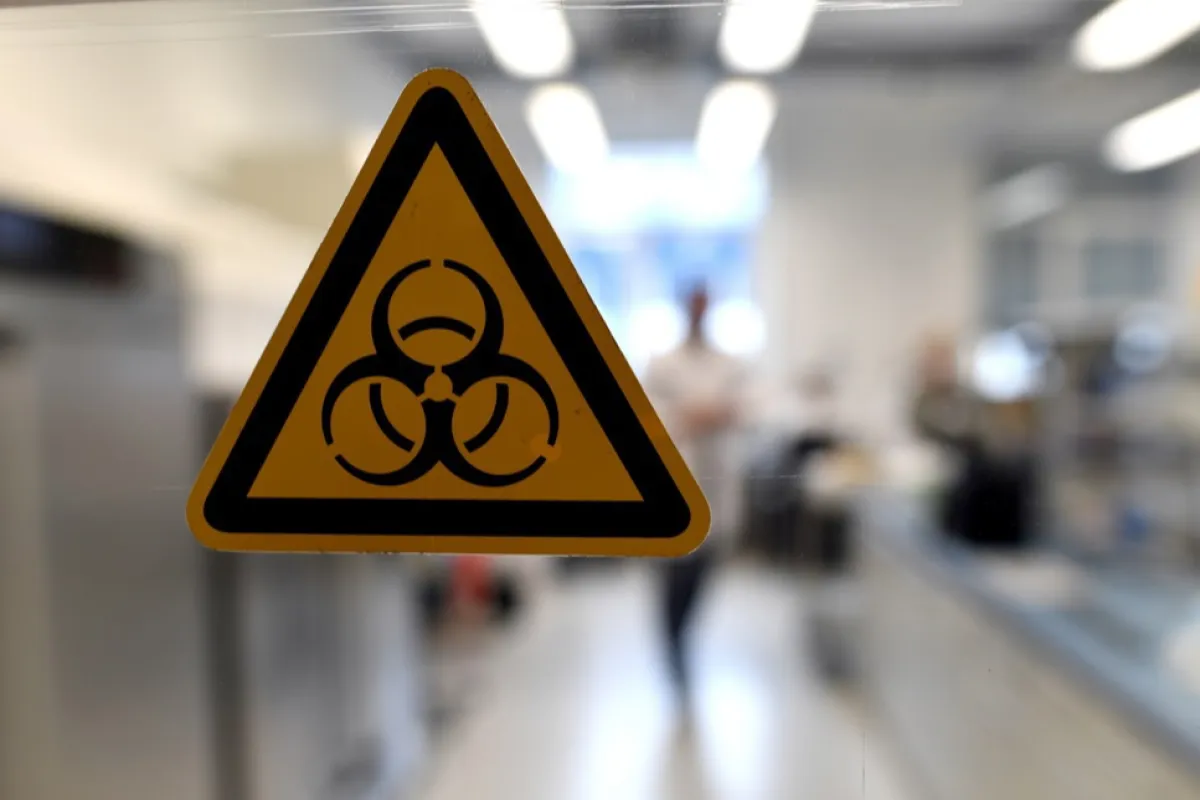 Un semn „Pericol biologic” în Duesseldorf, Germania, 08 noiembrie 2016.