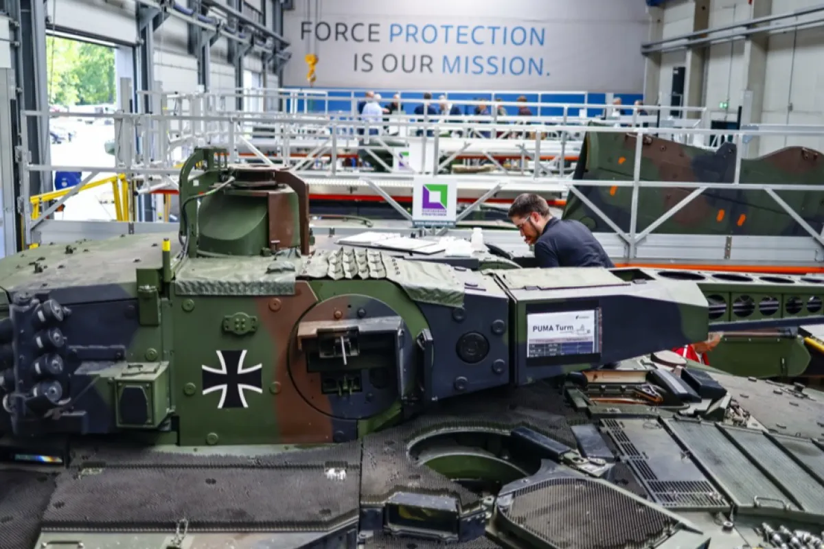 Un angajat al Rheinmetall AG lucrează la renovarea unui vehicul de luptă de infanterie germană Puma în Unterluess, Germania, 06 iunie 2023. Rheinmetall produce arme și muniții de calibru mare pentru tancuri și artilerie