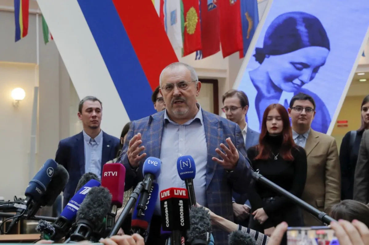 Boris Nadezhdin, candidat la președinția rusă din Partidul Inițiativa Civilă și deputat al Consiliului Deputaților din districtul urban Dolgoprudny din Regiunea Moscova, discută cu presa după sosirea sa pentru o procedură de depunere a semnăturilor cetățenilor pentru nominalizarea sa drept candidat la președinție la Comisia Electorală Centrală din Moscova, Rusia, 31 ianuarie 2024.