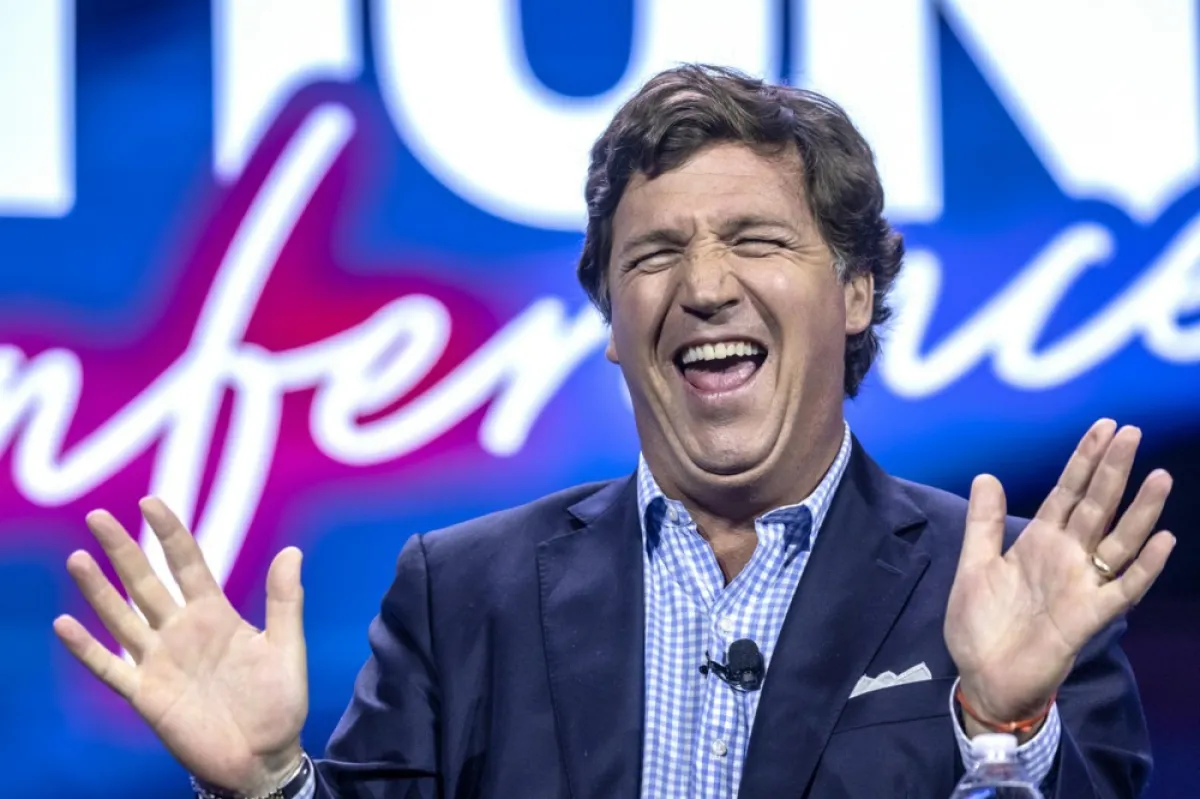 Comentatorul politic conservator american Tucker Swanson McNear Carlson vorbește în timpul Conferinței de acțiune Turning Point din West Palm Beach, Florida, SUA, 15 iulie 2023.