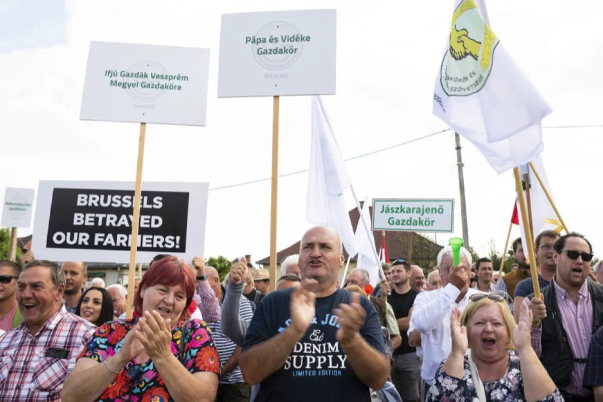 Fermierii protestează împotriva deciziei Comisiei Europene de a renunța la interdicția importului de cereale ucrainene, în timp ce urmează apelul alianței sindicatelor fermierilor maghiari Magosz și a Camerei Naționale de Agricultură, lângă punctul de trecere a frontierei dintre Ungaria și Ucraina, la Zahony, Ungaria. , 17 septembrie 2023.