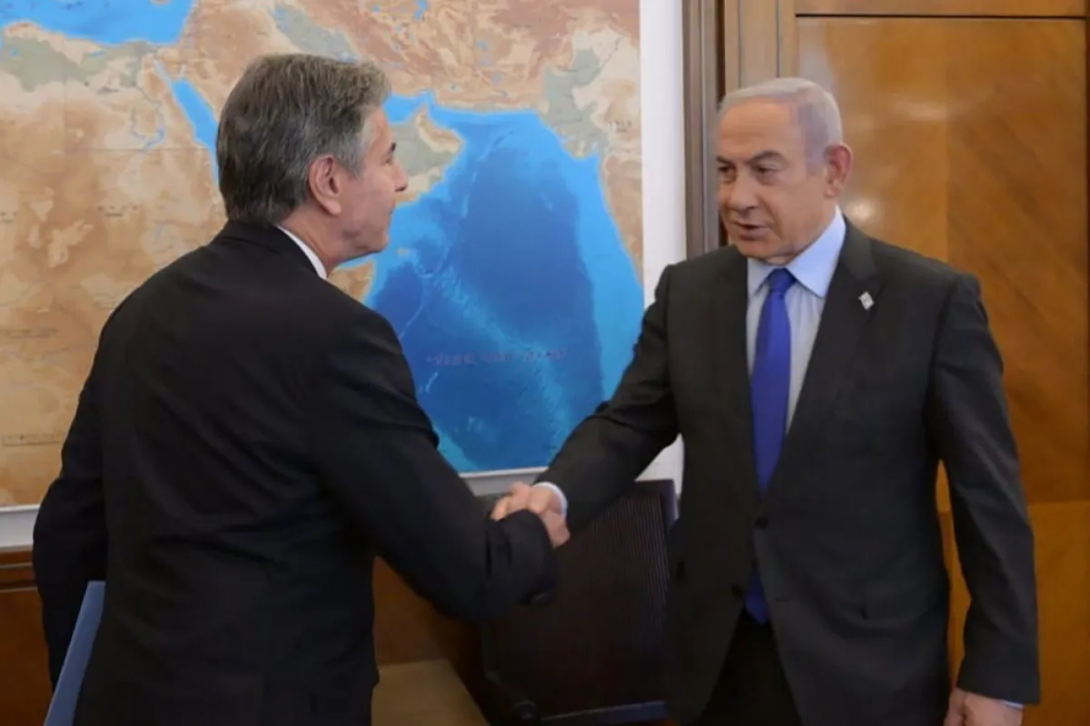 O fotografie pusă la dispoziție de Biroul de presă al guvernului israelian (GPO) îl arată pe premierul israelian Benjamin Netanyahu în timpul întâlnirii sale cu secretarul de stat al SUA Antony Blinken la Ierusalim, 30 noiembrie 2023.