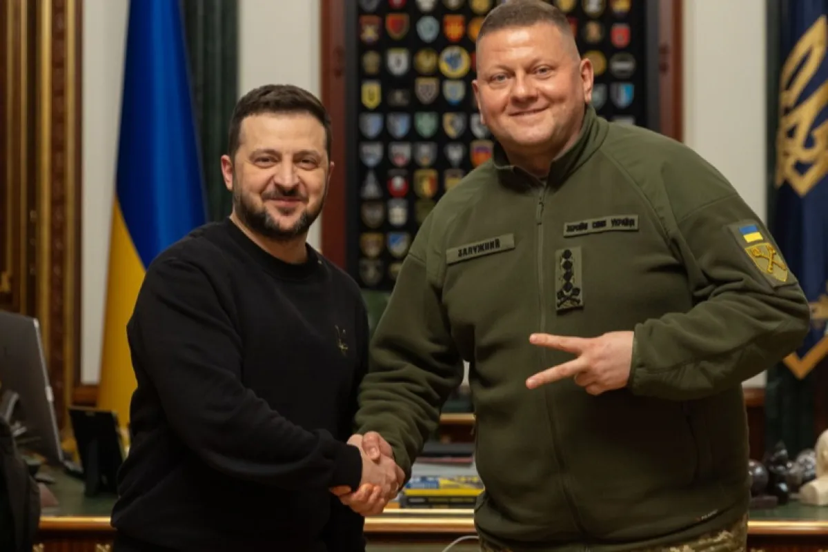 O fotografie plină pusă la dispoziție de Serviciul de presă prezidențial ucrainean pe 08 februarie 2024 îl arată pe președintele Ucrainei Volodimir Zelenski dând mâna cu comandantul șef al Forțelor Armate ale Ucrainei, Valerii Zalujnîi, în timpul unei întâlniri la Kiev, Ucraina. La 8 februarie 2024, președintele Ucrainei Zelenski l-a revocat din funcție pe Zalujnîi.