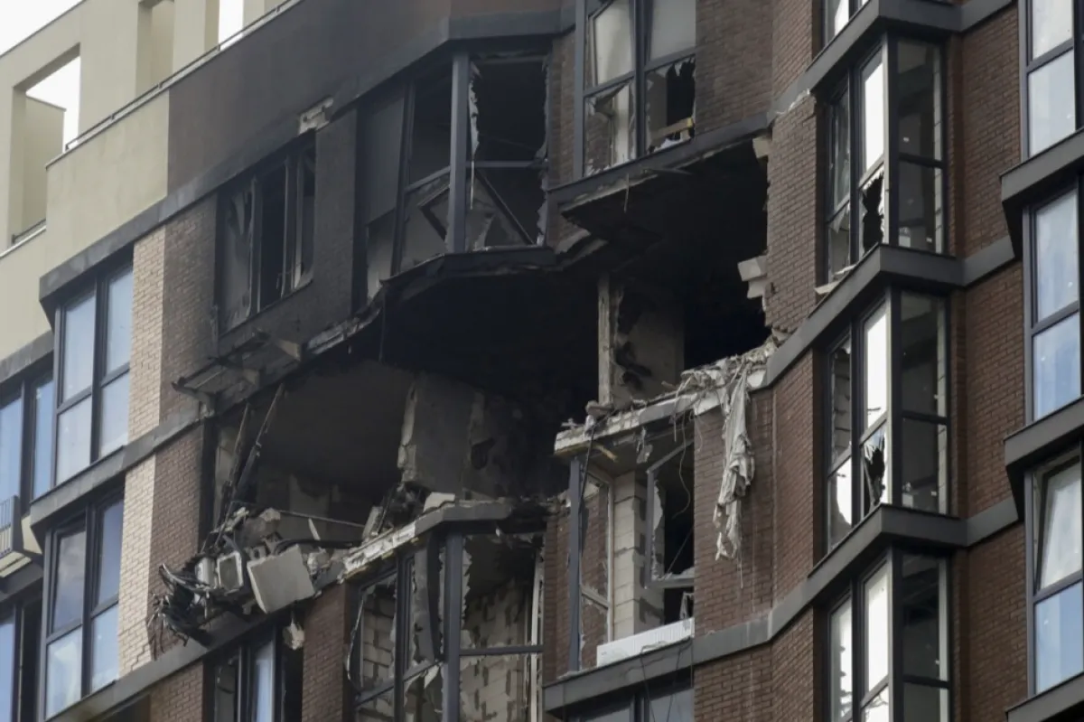 Vedere asupra unui apartament avariat dintr-o clădire rezidențială lovită de un atac cu dronă în orașul sud-ucrainean Odesa, Ucraina, 25 ianuarie 2024, pe fondul invaziei ruse. Cel puțin șase persoane au fost rănite în timpul atacului de noapte cu drone din regiunea Odesa, potrivit Forțelor de Apărare din sudul Ucrainei.