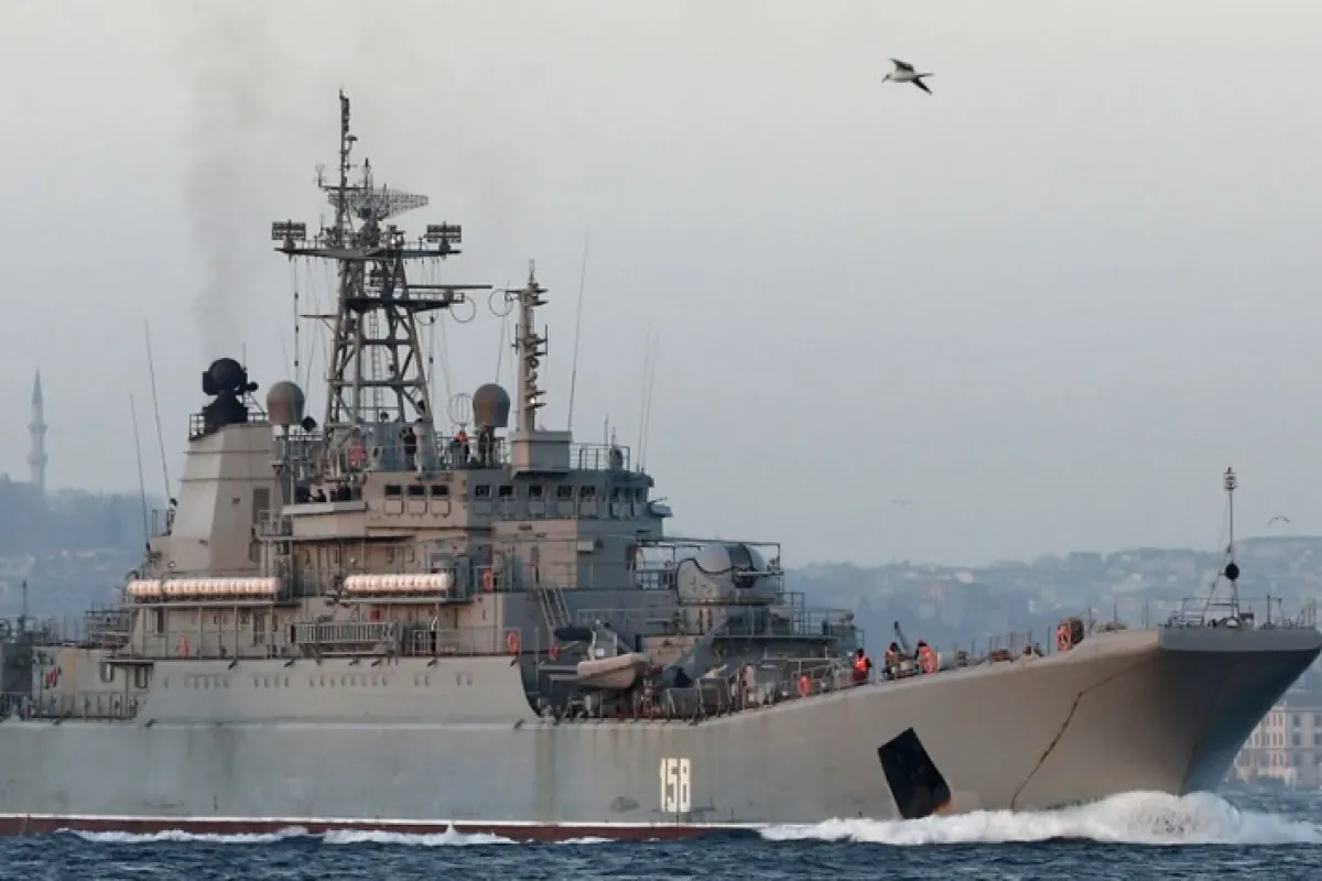 Nava de război rusească „Caesar Kunikov”, o navă mare de debarcare din clasa Project 775 (nume NATO: Ropucha-I), trece de strâmtoarea Bosfor în Istanbul, Turcia, 14 decembrie 2015.