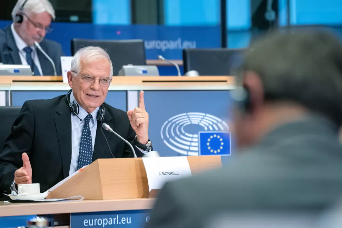 Şeful diplomaţiei comunitare, Josep Borrell, spune că Uniunea Europeană nu poate pedepsi, dar poate combate dezinformarea prin care Rusia sau China încearcă să-i submineze valorile