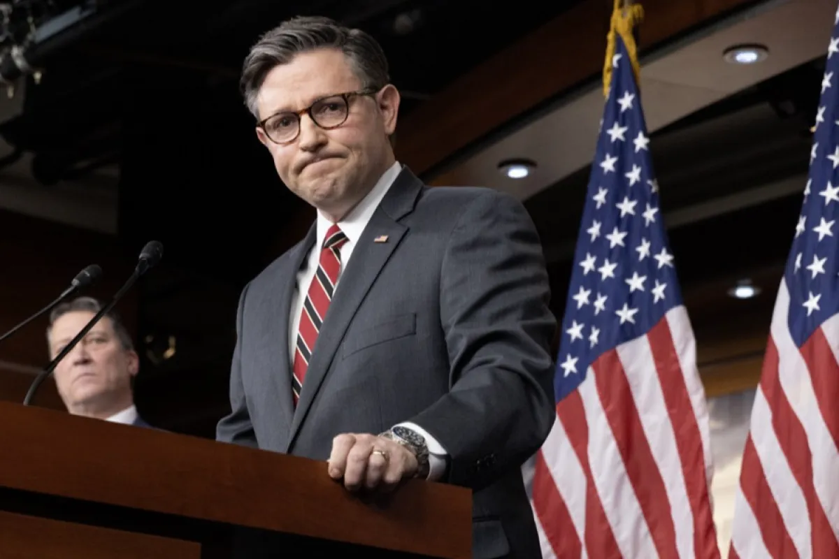 Președintele Camerei Reprezentanţilor, Mike Johnson (r) participă la o conferință de presă la Capitol Hill, la Washington, DC, SUA, 14 februarie 2024. Un proiect de lege pentru ajutorul extern de 95 de miliarde de dolari destinat Ucrainei, Israelului și Taiwanului se confruntă cu opoziția Camerei, controlate de republicani