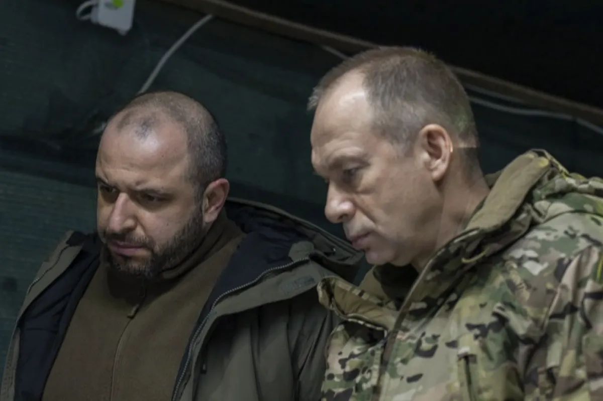 O fotografie pusă la dispoziție de serviciul de presă al Ministerului Apărării îi arată pe ministrul ucrainean al apărării Rustem Umerov și pe comandantul șef al Forțelor Armate ale Ucrainei Oleksandr Sîrski, vizitând liniile de front într-o locație nedezvăluită din zona Donețk, Ucraina, 14 februarie 2024. Sîrski și Umerov au vizitat posturile de comandă din prima linie de lângă Avdiivka în zona Donețk și Kupiansk în zona Harkov.