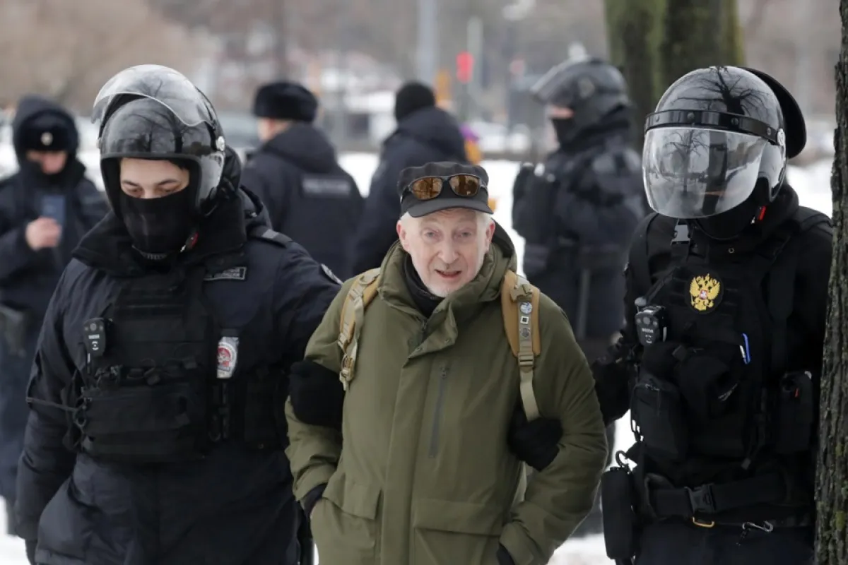 Ofițerii de poliție rețin participanții la comemorarea defunctului lider al opoziției ruse Alexei Navalnîi, lângă monumentul prizonierilor politici din Sankt Petersburg, Rusia, 17 februarie 2024.