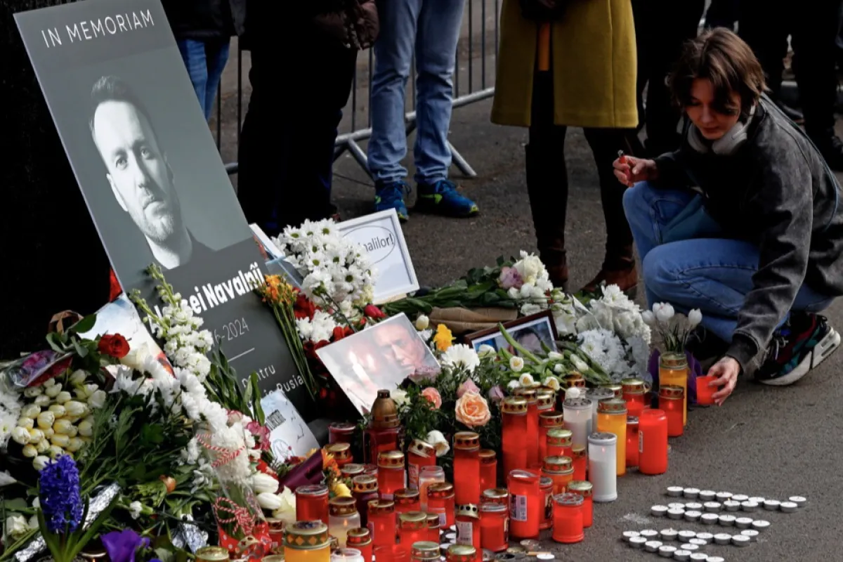 Omagiu adus lui Alexei Navalnîi în fața ambasadei Rusiei la București