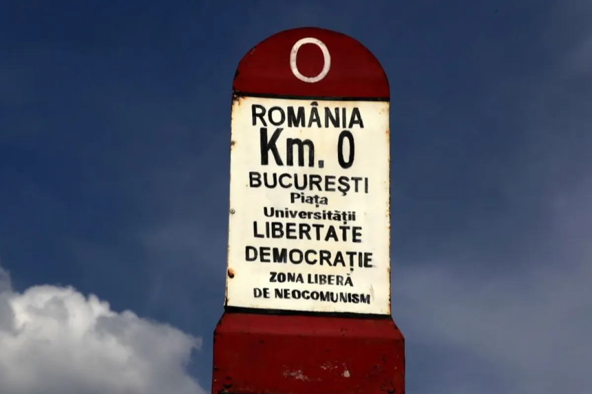Imagine care prezintă simbolul mișcării sociale pro-democrație din Piaţa Universităţii, realizată la 30 de ani după ce minerii au luat cu brutalitate capitala României pentru a pune capăt protestelor pro-democrație din București, România, 09 iunie 2020 (emis în 12 iunie 2020).