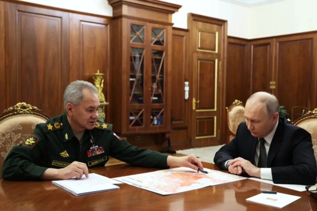 Președintele rus Vladimir Putin îl ascultă pe ministrul rus al apărării, Serghei Șoigu, în timpul unei întâlniri la Kremlin, la Moscova, Rusia, 20 februarie 2024. ​