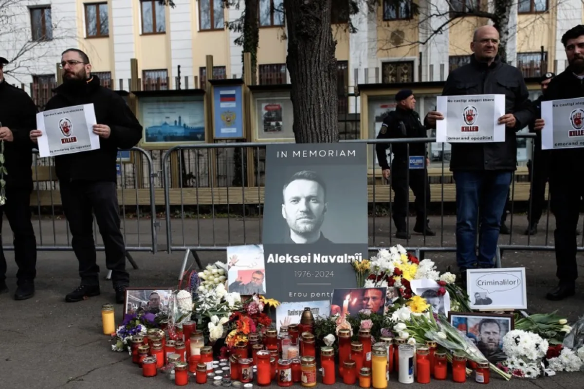 Oamenii îi aduc un omagiu în timp ce îl plâng pe regretatul lider al opoziției ruse Alexei Navalnîi după moartea acestuia, în fața Ambasadei Rusiei la București, România, 18 februarie 2024.