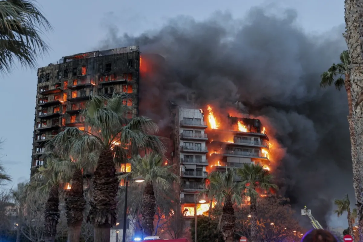 Incendiu devastator la Valencia într-un bloc locuit și de străini