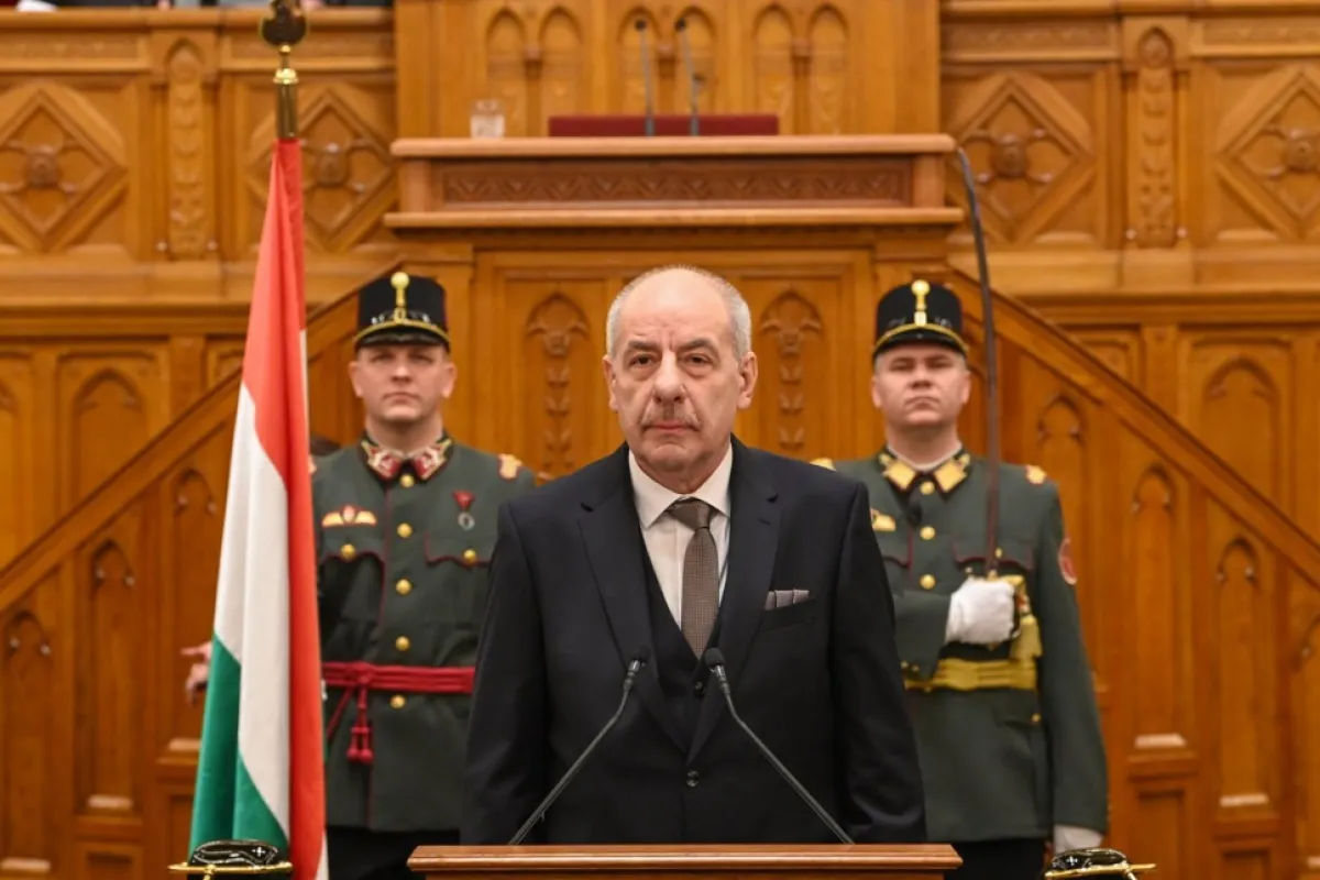Președintele maghiar proaspăt ales, Tamas Sulyok, depune jurământul în timpul ceremoniei de investire la sesiunea plenară a Parlamentului Ungariei din Budapesta, Ungaria, 26 februarie 2024. Tamas Sulyok, șeful în exerciţiu al Curții Constituționale şi singurul candidat pentru această funcție, a primit 134 de voturi din 139 de buletine de vot valabile, 5 parlamentari votând împotriva lui prin vot secret.