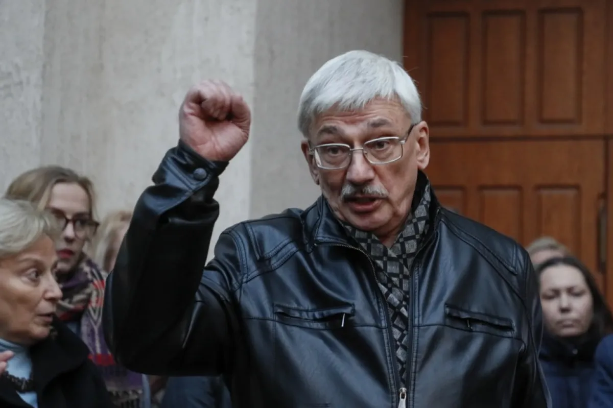 Activistul pentru drepturile omului și președinte al Centrului pentru Drepturile Omului „Memorial”, Oleg Orlov, face gesturi după o ședință de judecată la Tribunalul Districtual Golovinsky din Moscova, Rusia, 11 octombrie 2023.