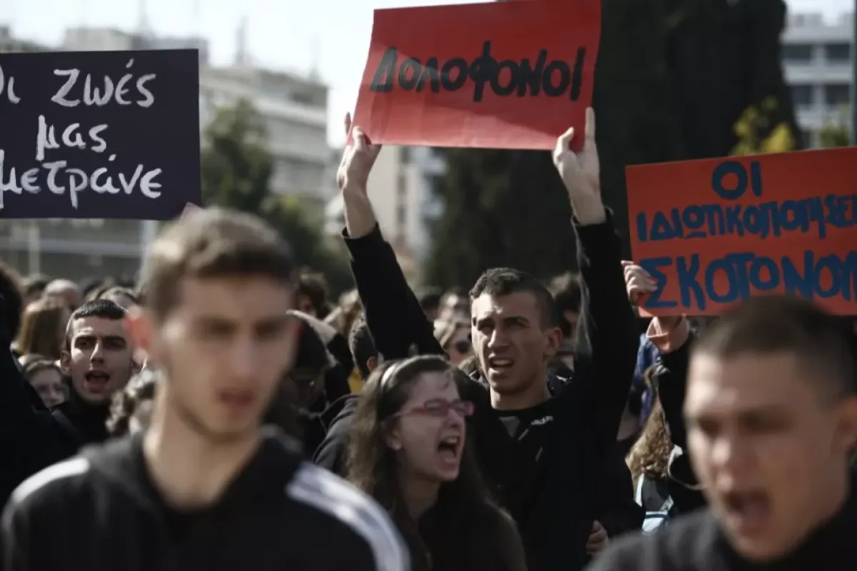 Grecii fac grevă pentru a marca un an de la cea mai gravă catastrofă feroviară și pentru a cere măriri salariale