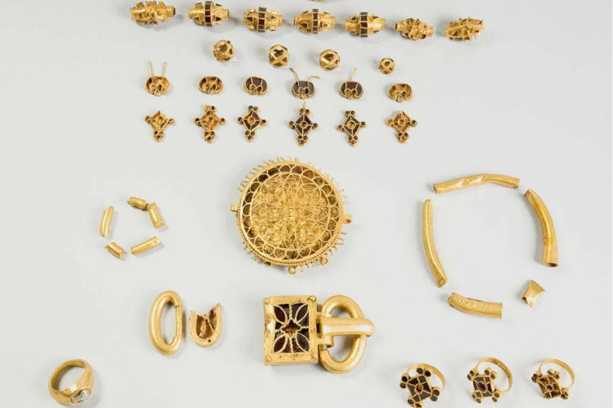 Tezaurul de la Someșeni, secolul V, expus la Muzeul de Istorie a României, din București, România.